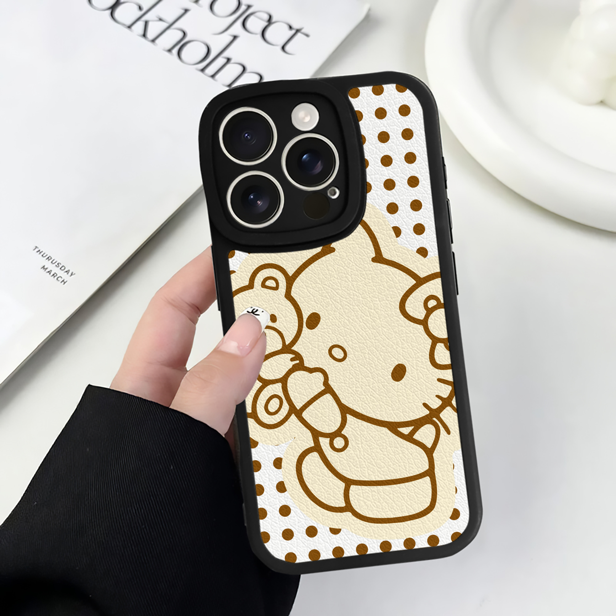 （画像用） Hello Kitty ハローキティ 【iPhone 16シリーズ対応】シリコンスマホケース（レザー調） 材質：シリコン